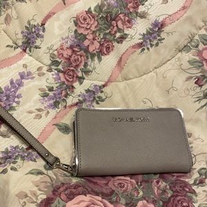 Women Michael Kors wrist wallet